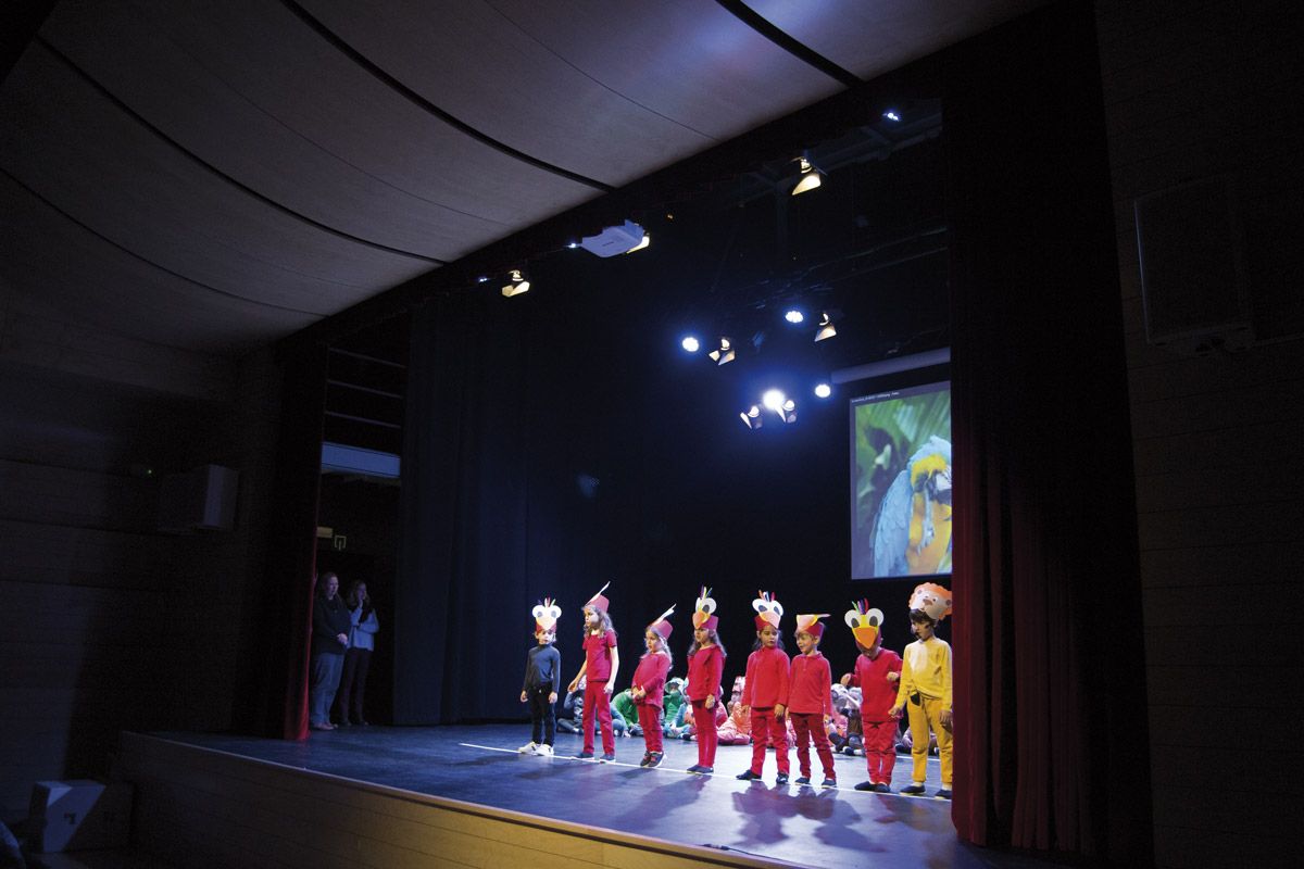 Niños desarrollando una función de teatro